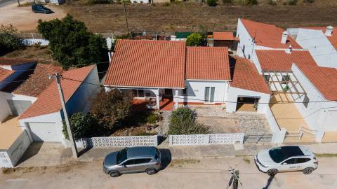 Moradia Independente com Jardim e Potencial para Piscina, Aljezur