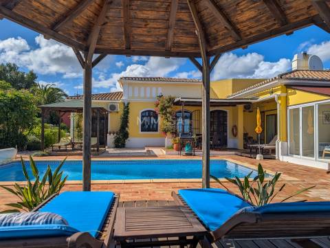 Moradia T4+1 com piscina, jardim e vistas panorâmica