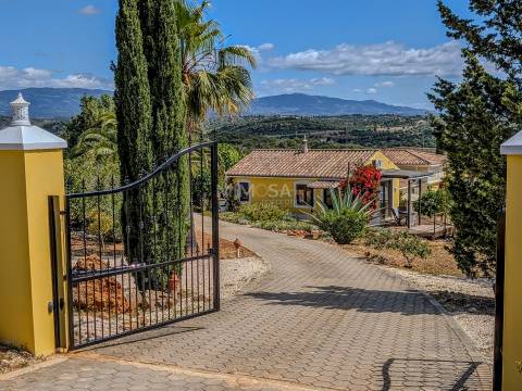 Moradia T4+1 com piscina, jardim e vistas panorâmica