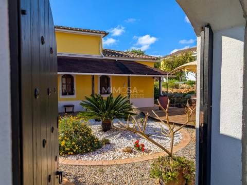 Moradia T4+1 com piscina, jardim e vistas panorâmica