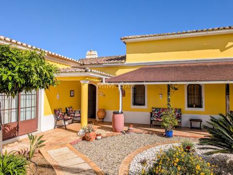 Moradia T4+1 com piscina, jardim e vistas panorâmica