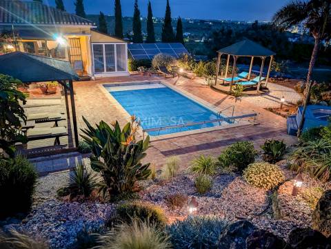 Moradia T4+1 com piscina, jardim e vistas panorâmica