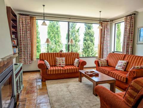 Moradia T4+1 com piscina, jardim e vistas panorâmica