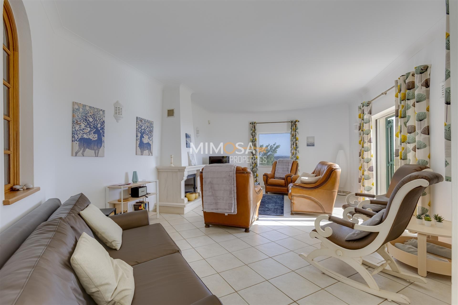 Moradia T3 com Piscina Privada — Budens, Algarve