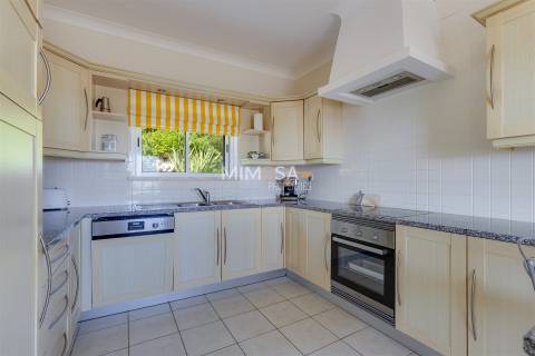 Moradia T3 com Piscina Privada — Budens, Algarve