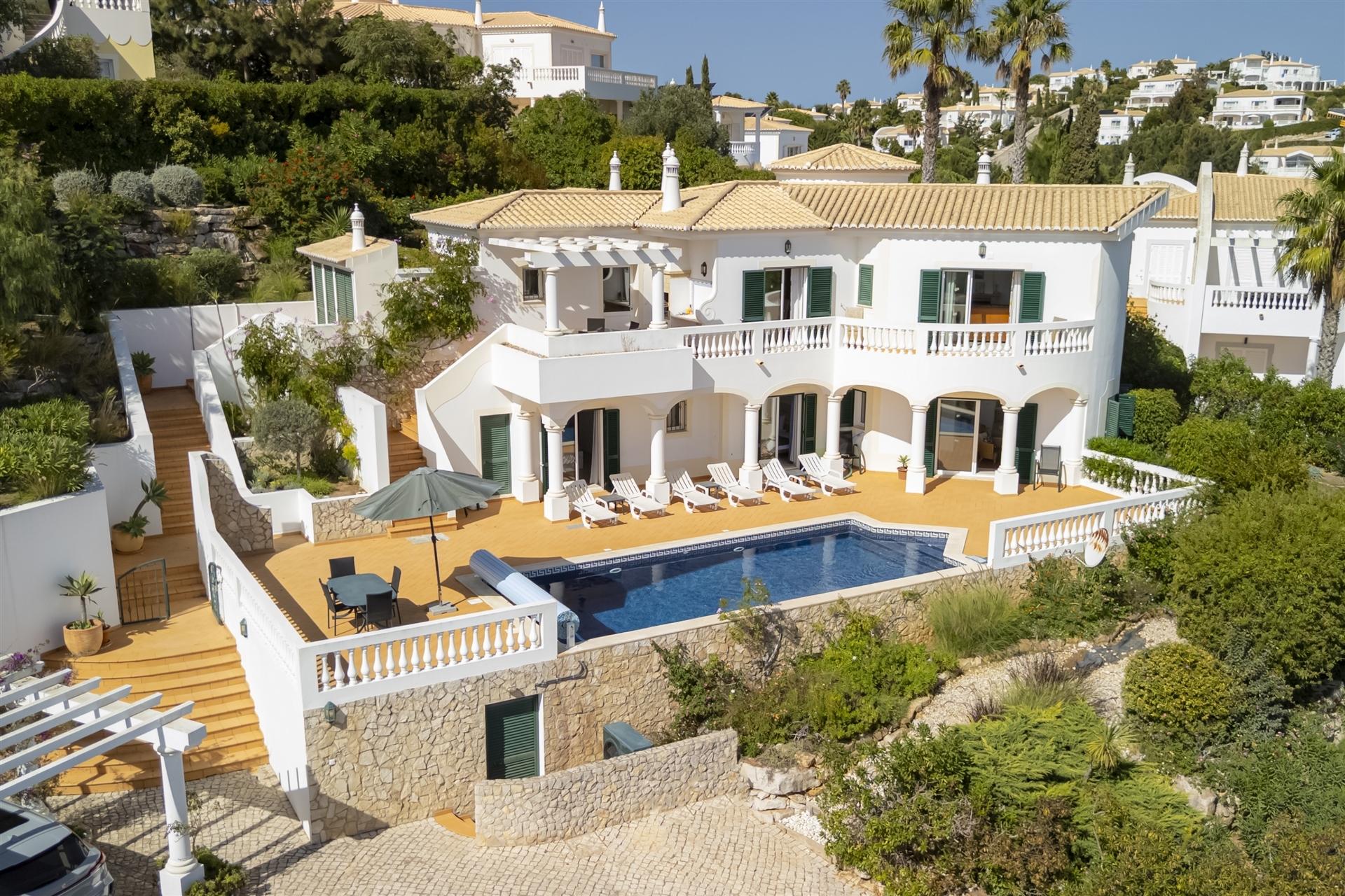 Moradia T3 com Piscina Privada — Budens, Algarve