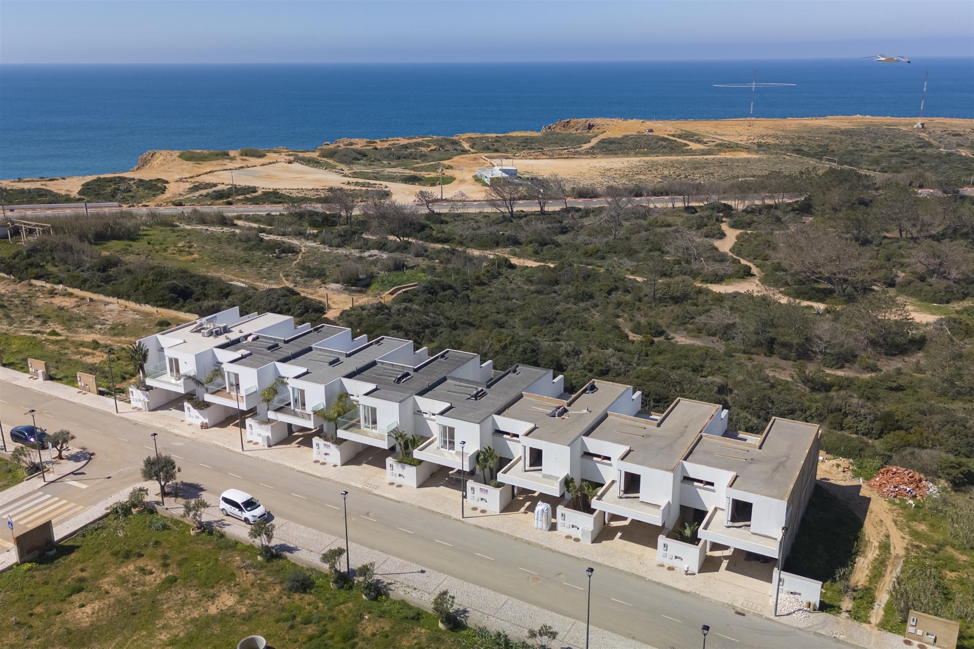 Luxuosa Moradia Germinada T3+1 com Vista Mar em Sagres