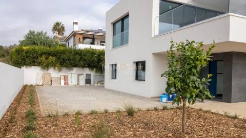 Nova Moradia T3 com Piscina e Jardim – Porto de Mós, Lagos