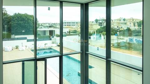 Nova Moradia T3 com Piscina e Jardim – Porto de Mós, Lagos