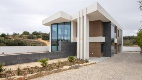 Nova Moradia T3 com Piscina e Jardim – Porto de Mós, Lagos