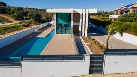 Nova Moradia T3 com Piscina e Jardim – Porto de Mós, Lagos