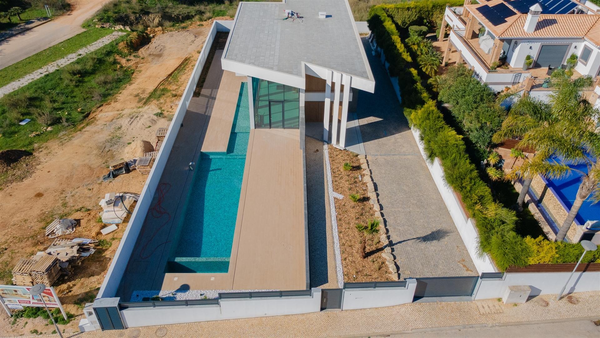 Nova Moradia T3 com Piscina e Jardim – Porto de Mós, Lagos