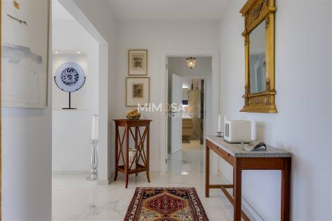 Cobertura exclusiva no Meia Praia T3 com um amplo terraço no último piso e vistas deslumbrantes para