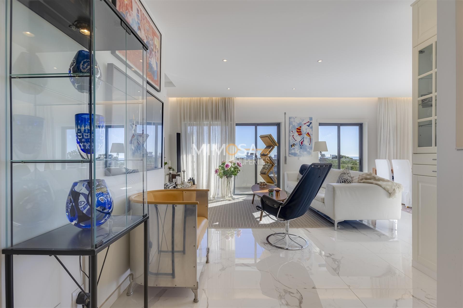 Cobertura exclusiva no Meia Praia T3 com um amplo terraço no último piso e vistas deslumbrantes para