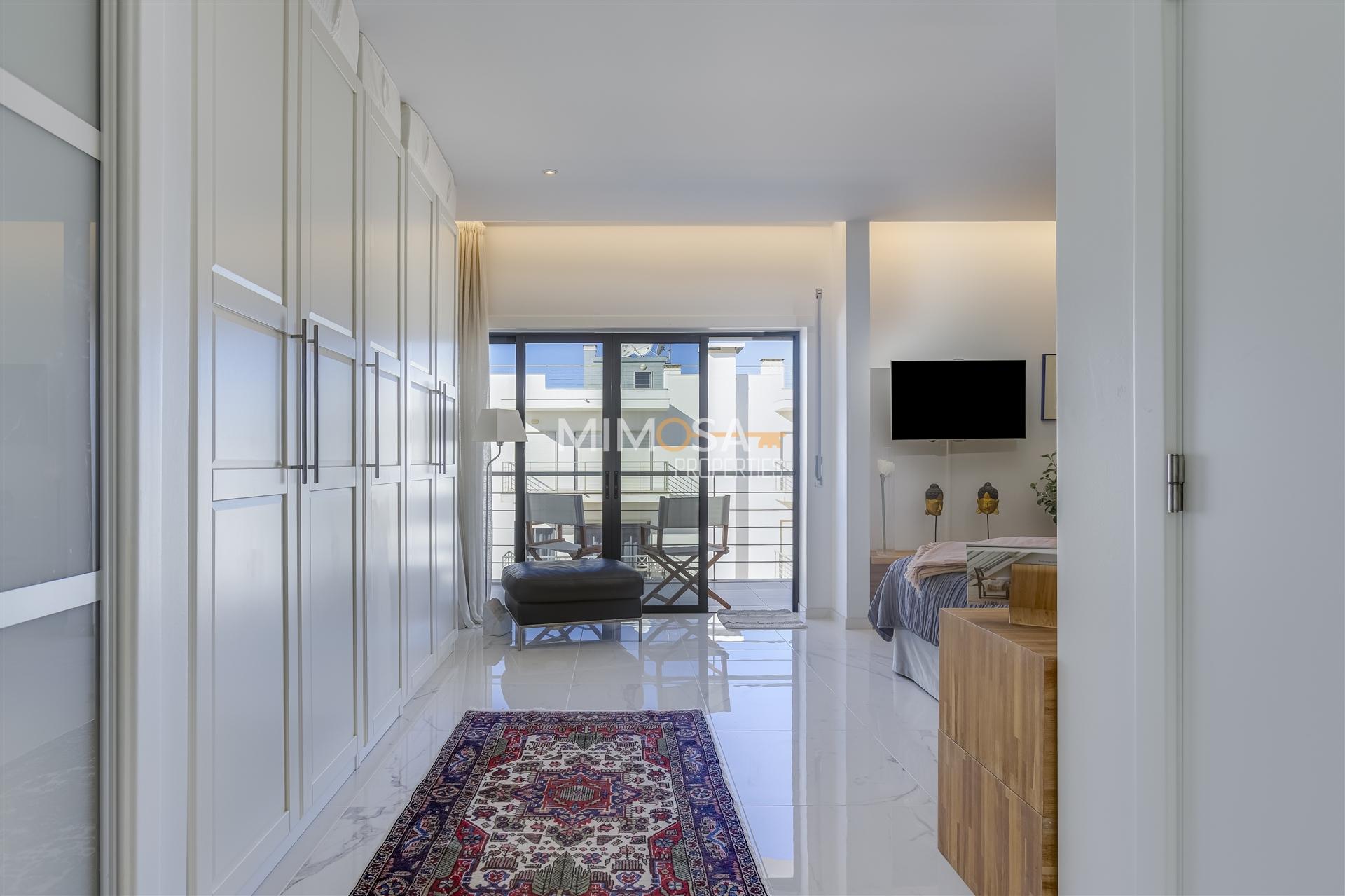 Cobertura exclusiva no Meia Praia T3 com um amplo terraço no último piso e vistas deslumbrantes para