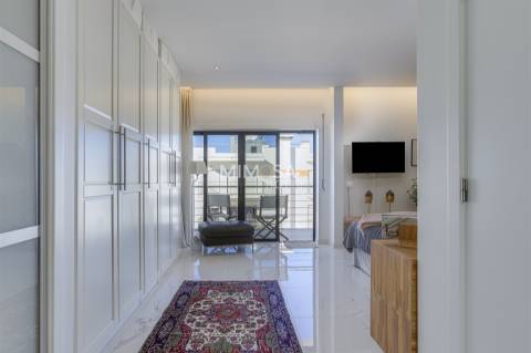 Cobertura exclusiva no Meia Praia T3 com um amplo terraço no último piso e vistas deslumbrantes para