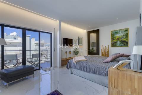 Cobertura exclusiva no Meia Praia T3 com um amplo terraço no último piso e vistas deslumbrantes para