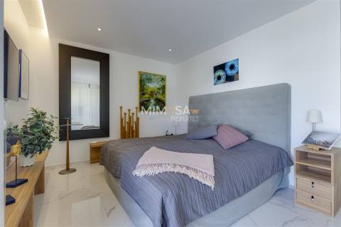 Cobertura exclusiva no Meia Praia T3 com um amplo terraço no último piso e vistas deslumbrantes para