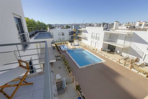 Cobertura exclusiva no Meia Praia T3 com um amplo terraço no último piso e vistas deslumbrantes para