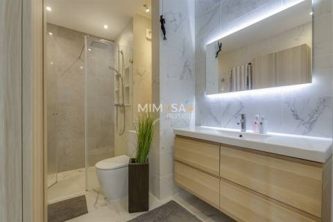 Cobertura exclusiva no Meia Praia T3 com um amplo terraço no último piso e vistas deslumbrantes para