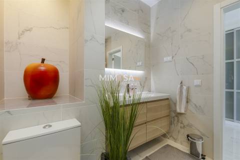 Cobertura exclusiva no Meia Praia T3 com um amplo terraço no último piso e vistas deslumbrantes para