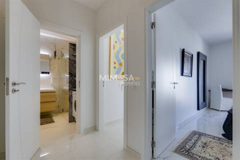 Cobertura exclusiva no Meia Praia T3 com um amplo terraço no último piso e vistas deslumbrantes para