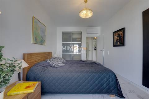 Cobertura exclusiva no Meia Praia T3 com um amplo terraço no último piso e vistas deslumbrantes para