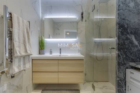 Cobertura exclusiva no Meia Praia T3 com um amplo terraço no último piso e vistas deslumbrantes para