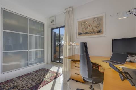 Cobertura exclusiva no Meia Praia T3 com um amplo terraço no último piso e vistas deslumbrantes para