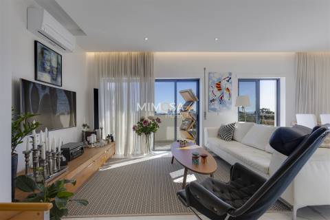 Cobertura exclusiva no Meia Praia T3 com um amplo terraço no último piso e vistas deslumbrantes para