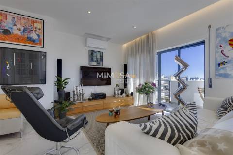 Cobertura exclusiva no Meia Praia T3 com um amplo terraço no último piso e vistas deslumbrantes para