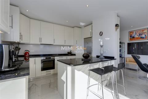 Cobertura exclusiva no Meia Praia T3 com um amplo terraço no último piso e vistas deslumbrantes para