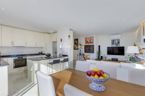 Cobertura exclusiva no Meia Praia T3 com um amplo terraço no último piso e vistas deslumbrantes para