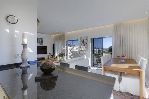 Cobertura exclusiva no Meia Praia T3 com um amplo terraço no último piso e vistas deslumbrantes para