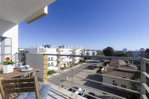 Cobertura exclusiva no Meia Praia T3 com um amplo terraço no último piso e vistas deslumbrantes para