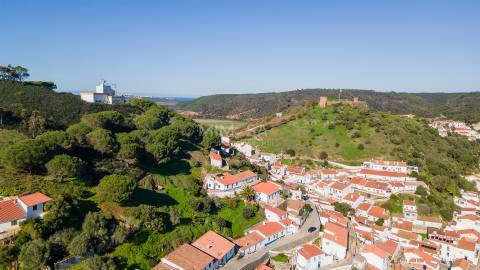 Moradia T2 integralmente remodelada em 2025 no centro de Aljezur