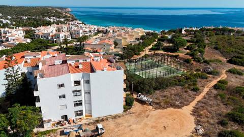 Apartamento T1 remodelado na praia da Salema, Algarve