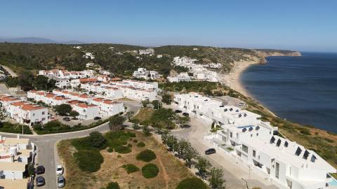Apartamento T1 remodelado na praia da Salema, Algarve