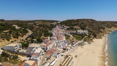 Apartamento T1 remodelado na praia da Salema, Algarve