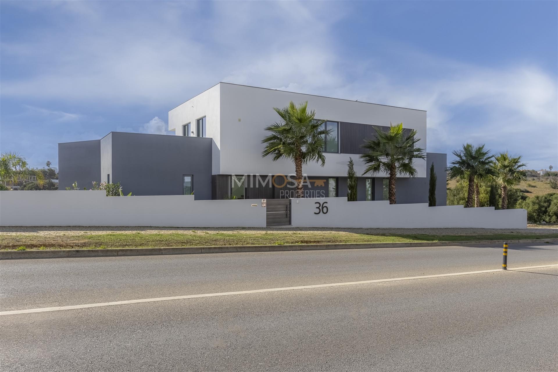 Moradia de Luxo em Lagos – Design Contemporâneo e Vistas de Mar