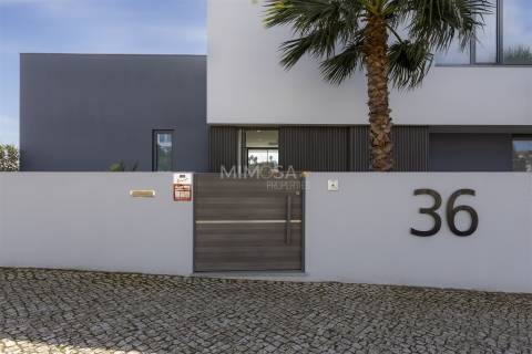 Moradia de Luxo em Lagos – Design Contemporâneo e Vistas de Mar