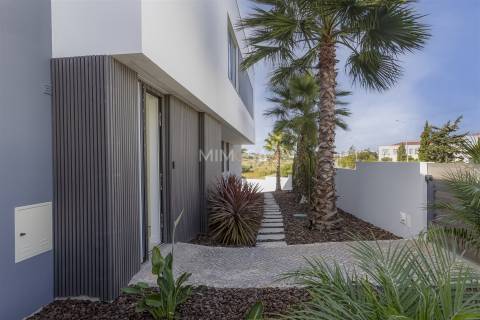 Moradia de Luxo em Lagos – Design Contemporâneo e Vistas de Mar