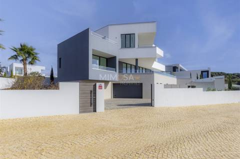 Moradia de Luxo em Lagos – Design Contemporâneo e Vistas de Mar