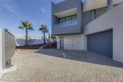 Moradia de Luxo em Lagos – Design Contemporâneo e Vistas de Mar