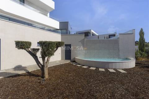 Moradia de Luxo em Lagos – Design Contemporâneo e Vistas de Mar