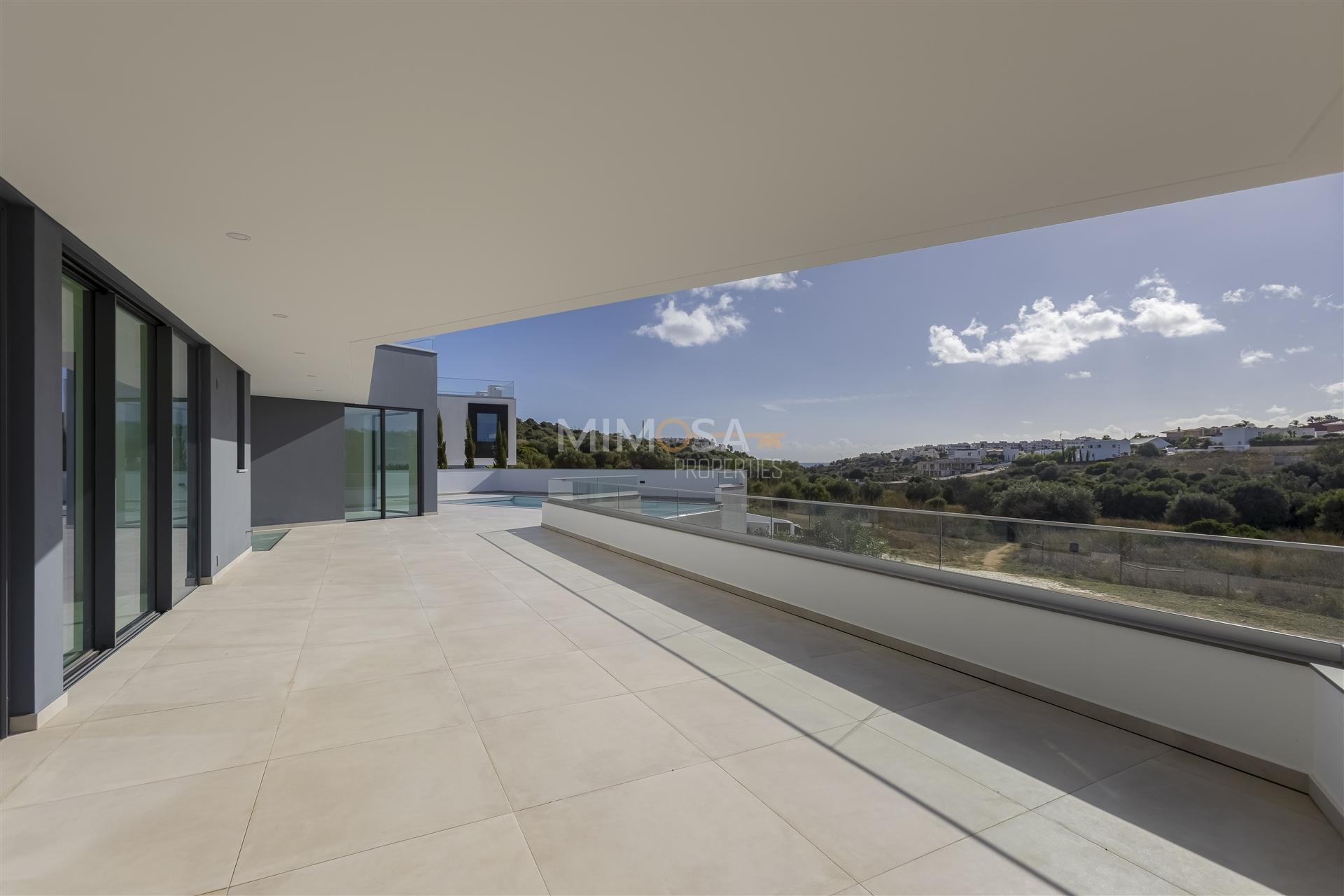 Moradia de Luxo em Lagos – Design Contemporâneo e Vistas de Mar