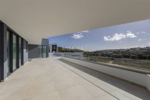 Moradia de Luxo em Lagos – Design Contemporâneo e Vistas de Mar