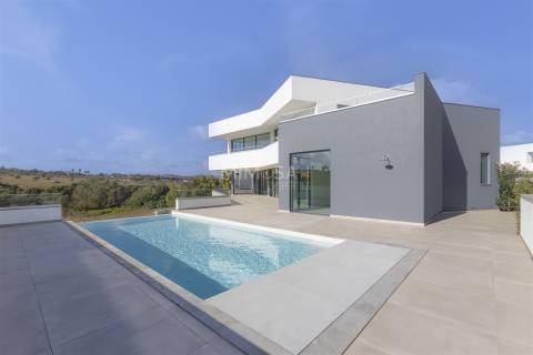 Moradia de Luxo em Lagos – Design Contemporâneo e Vistas de Mar