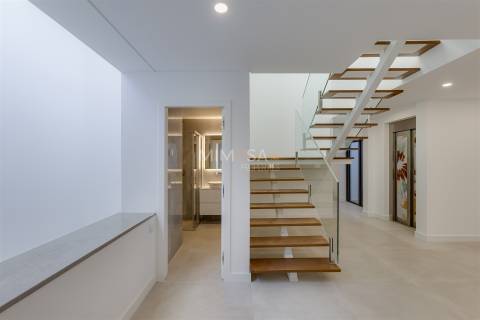 Moradia de Luxo em Lagos – Design Contemporâneo e Vistas de Mar