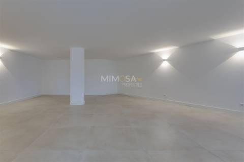 Moradia de Luxo em Lagos – Design Contemporâneo e Vistas de Mar